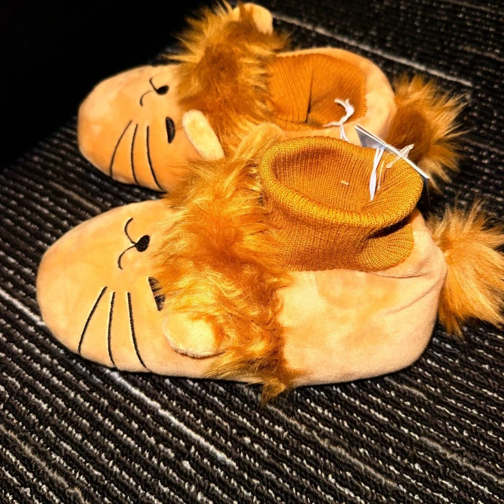 Cat & Jack Lion Slippers Kids Size L 9-10 Beige New Faux Fur Mane